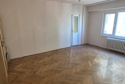 Apartament cu 3 camere decomandat în Exterior Vest