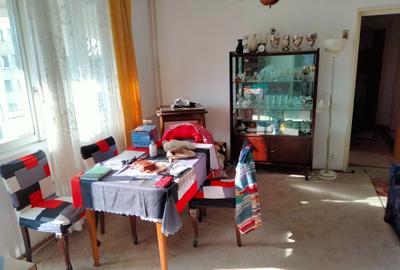 Apartament cu 3 camere semidecomandat, mobilat în Colentina