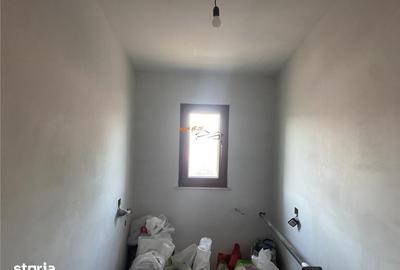 Casă cu 6 camere cu Teren 373 Mp în Golești