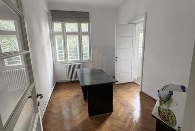 Casă cu 9 camere cu Teren 300 Mp în Eminescu