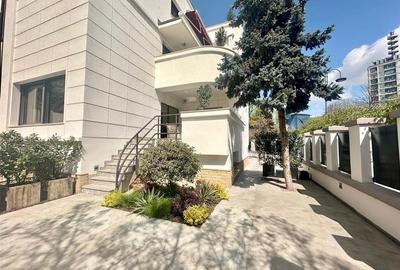 Casă individuală cu 7 camere cu Piscina în Primăverii - 1