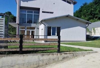 Casă cu 4 camere cu Teren 1200 Mp în Florești