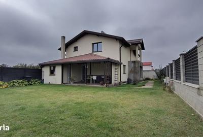 Casă cu 4 camere în Izvoru