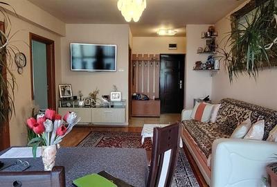 Apartament cu 3 camere semidecomandat în Nufărul