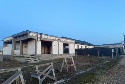 Casă cu 4 camere cu Teren 404 Mp în Malu Mare