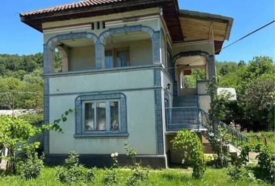 Casă cu 4 camere cu Teren 2000 Mp în Bulbuceni