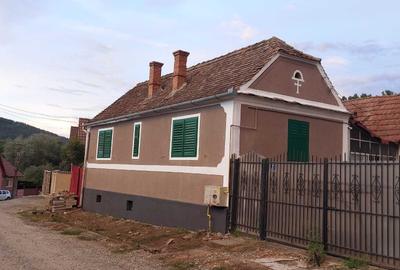 Casă cu 4 camere în Slimnic