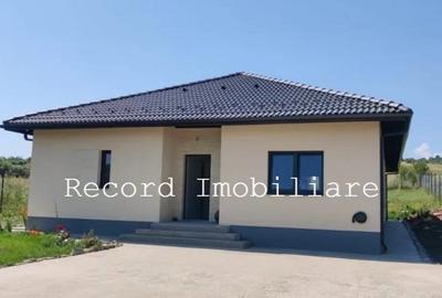 Casă individuală cu 4 camere cu Canalizare în Chinteni