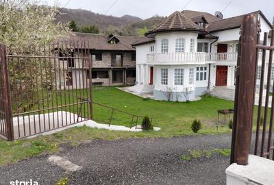 Casă cu 7 camere cu Teren 1209 Mp în Petros - 1