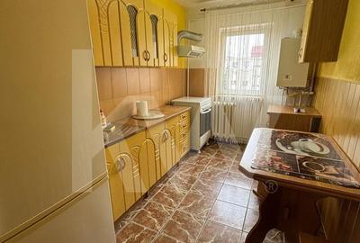 Apartament cu 3 camere decomandat, mobilat în Valea Aurie