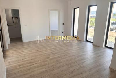 Casă individuală cu 3 camere cu Canalizare în Micești