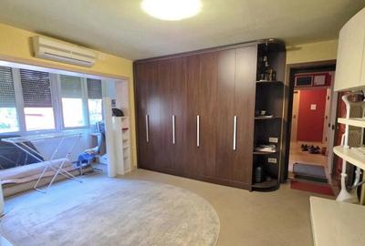 Apartament cu 3 camere semidecomandat în Complex Studențesc