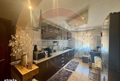 Apartament cu 4 camere decomandat în Craiovița Nouă