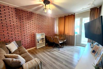 Apartament cu 3 camere decomandat în Podu Roș
