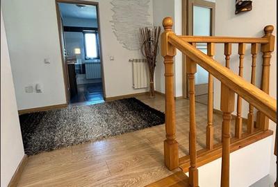 Casă cu 4 camere decomandat în Nicolina
