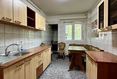 Apartament cu 4 camere decomandat în Berceni