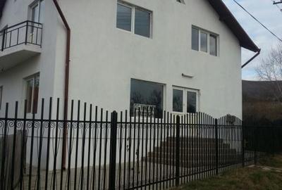 Casă cu 4 camere cu Teren 2000 Mp în Văleni - 2