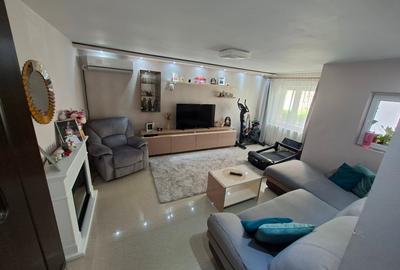 Apartament cu 3 camere decomandat în 1 Decembrie
