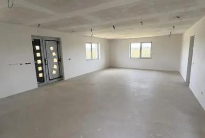Casă cu 4 camere cu Teren 700 Mp în Recea