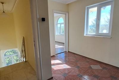 Casă cu 5 camere cu Teren 4000 Mp în Central