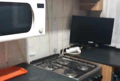 Apartament cu 3 camere semidecomandat în Giulești