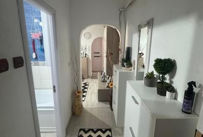 Apartament cu 4 camere semidecomandat în Craiovița Nouă