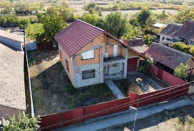 Casă cu 4 camere în Unip