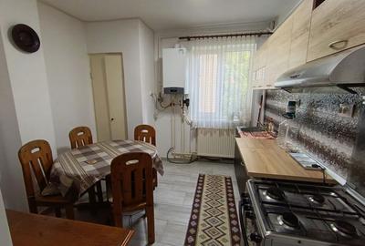 Apartament cu 4 camere semidecomandat, mobilat în Săsar