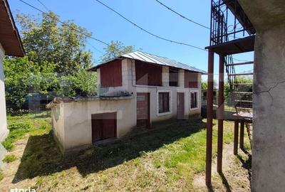 Casă cu 4 camere cu Teren 1970 Mp în Central