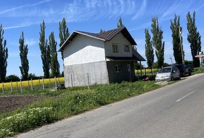 Casă cu 4 camere în Dimieni