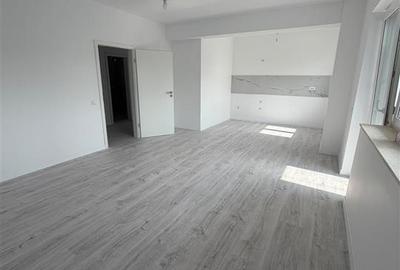 Apartament cu 3 camere decomandat în Tractorul