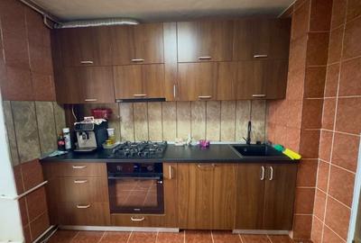 Apartament cu 3 camere decomandat, mobilat în Lujerului