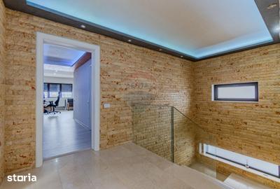 Casă cu 9 camere cu Teren 463 Mp în Stupini