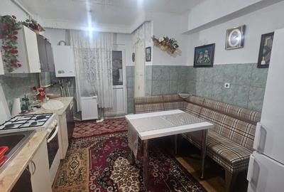 Apartament cu 3 camere decomandat, mobilat în Cetate