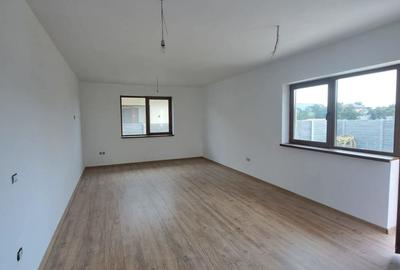 Casă cu 4 camere cu Teren 400 Mp în Parța