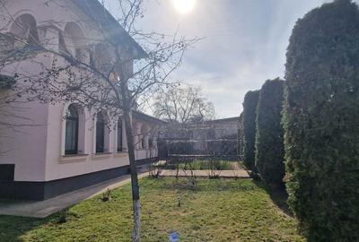 Casă cu 4 camere cu Canalizare în Central