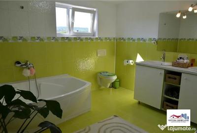 Casă cu 7 camere cu Teren 400 Mp în Central - 7