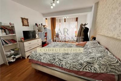 Casă cu 5 camere cu Teren 300 Mp în Central