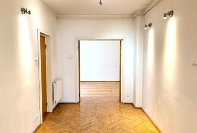Apartament cu 4 camere decomandat în Victoriei
