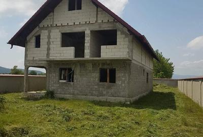 Casă cu Teren 2500 Mp în Răucești - 4