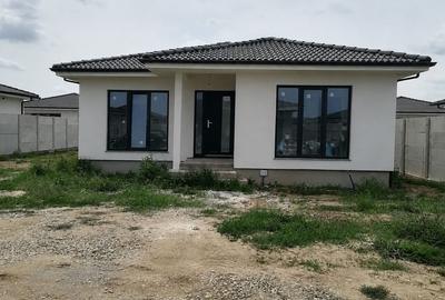 Casă cu 4 camere în Sântandrei