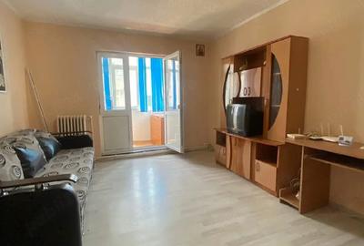 Apartament cu 3 camere semidecomandat în Alexandru cel Bun