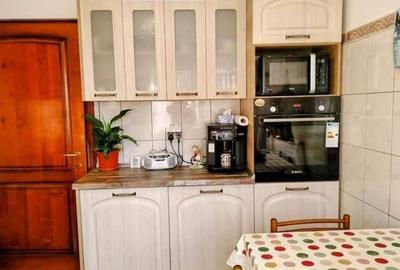 Casă cu 4 camere decomandat în Central