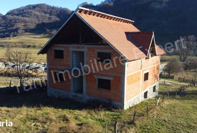 Casă cu Teren 795 Mp în Corbeni
