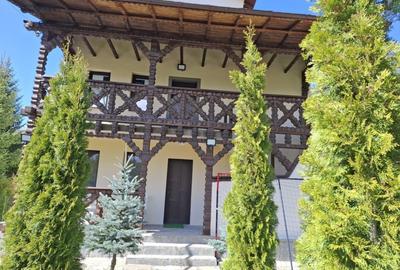 Casă individuală cu 13 camere cu Canalizare în Cheia