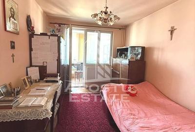 Apartament cu 3 camere semidecomandat în Soarelui