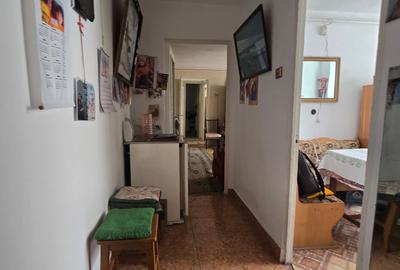 Apartament cu 3 camere semidecomandat în Micro 4 - 8