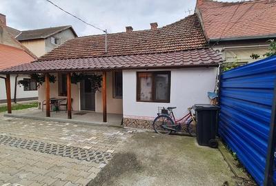 Casă cu 2 camere cu Teren 200 Mp în Central