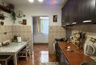 Apartament cu 3 camere decomandat în Tomești