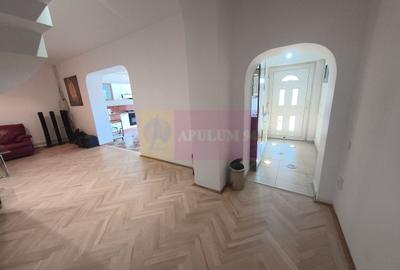 Casă individuală cu 7 camere cu Canalizare în Central - 55